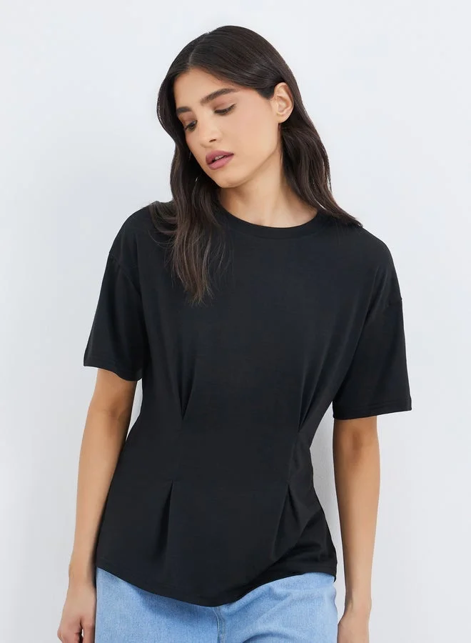 تايك تو تيشيرت بياقة مستديرة وتفاصيل خصر مطوية باللون الأسود